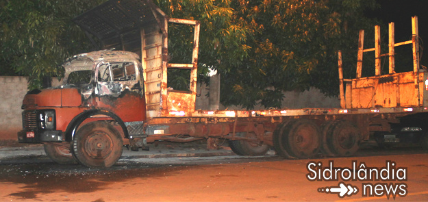 Mais veículos são incendiados em Sidrolândia e Campo Grande Caminhão destrído em frente a Delegacia de Polícia Civil de Sidrolândia