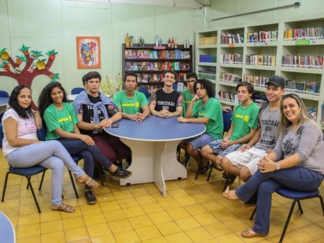Professoras e estudantes sentados em volta da mesa para debater possíveis temas para redação do Enem