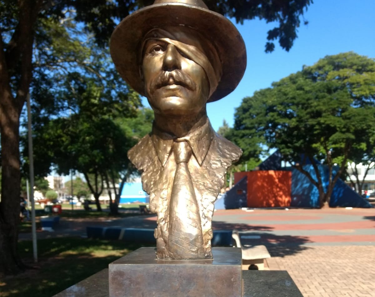 Busto de Coronel Valêncio de Brum instalado na praça que leva o seu nome / Foto: Amambai Notícias
