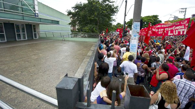 Movimentos sociais fazem manifestação em apoio a "rolezinhos" em SP Manifestantes ligados aos movimentos sociais prestam solidariedade aos jovens que participam dos rolezinhos