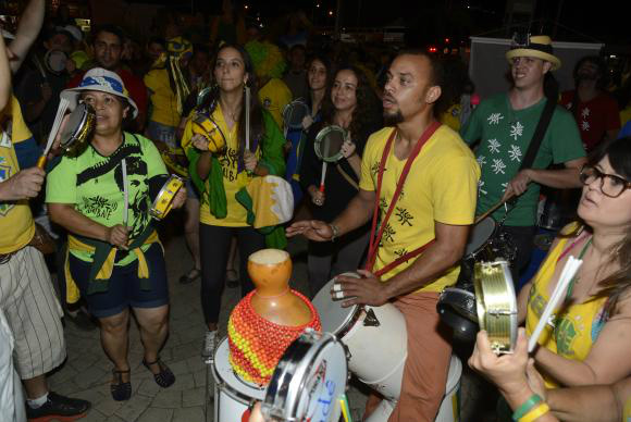 Brasileiros e estrangeiros torcem pelo Brasil na Torre de TV em Brasília