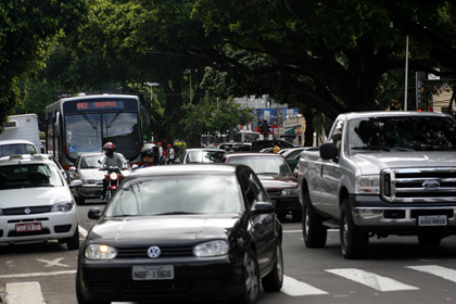Homens são motoristas mais agressivos e morrem 4 vezes mais no trânsito Homens são motoristas mais agressivos e morrem 4 vezes mais no trânsito