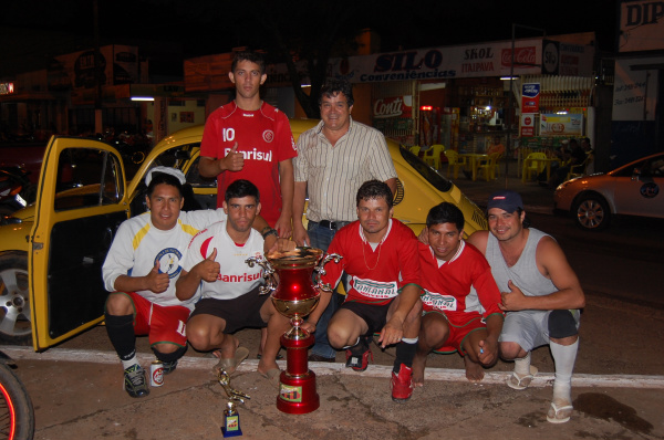 Torneio de futebol inaugura campo de grama sintética em Amambai Time do Despachante Satélite, vencedor do torneio do União Futebol Clube em Amambai.