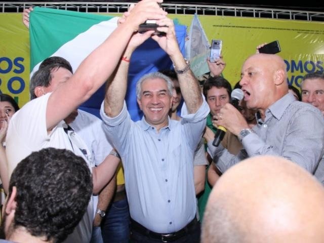 Reinaldo Azambuja (PSDB), no centro, ao lado de Carlos Alberto Assis