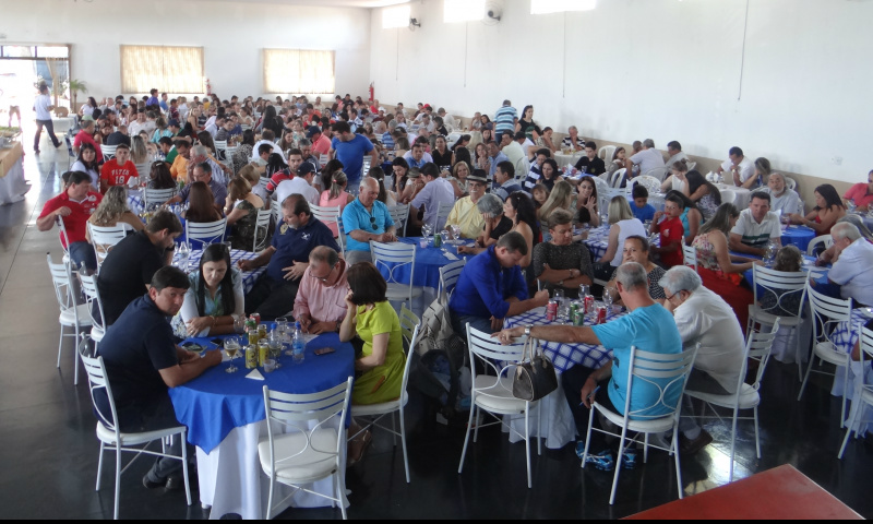 Rotary de Amambai comemora sucesso da 1ª Ação entre Amigos A comunidade de Amambai prestigiou o evento e lotou o salão do Paladium Buffet.