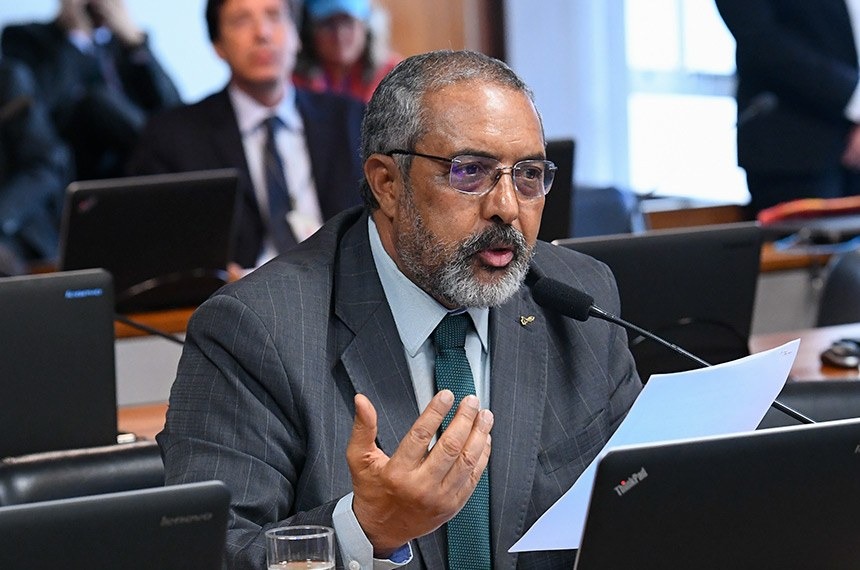 Senadores aprovam isenção de IR para aposentados acima dos 60 anos O senador Paulo Paim foi relator do projeto que amplia isenção, que hoje começa quando o segurado completa 65 anos de idade / Foto: Geraldo Magela/Agência Senado