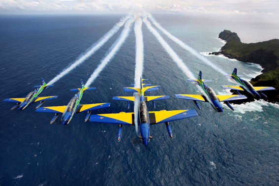Dois oficiais da FAB morrem em acidente com avião da Esquadrilha da Fumaça Dois oficiais da FAB morrem em acidente com avião da Esquadrilha da Fumaça