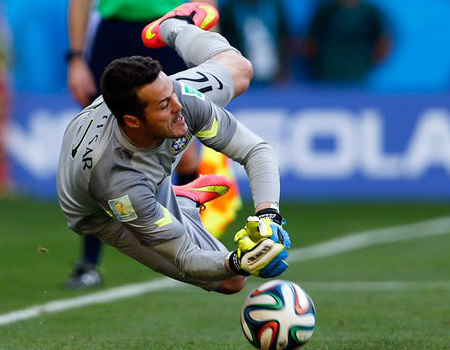 De vilão a herói, Julio Cesar dá lição de vida Quatro anos atrás, o goleiro brasileiro falhou contra a Holanda e o Brasil foi eliminado da Copa de 2010