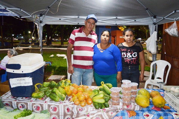 Famílias da agricultura familiar vendem seus produtos na feira / Foto: Moreira Produções