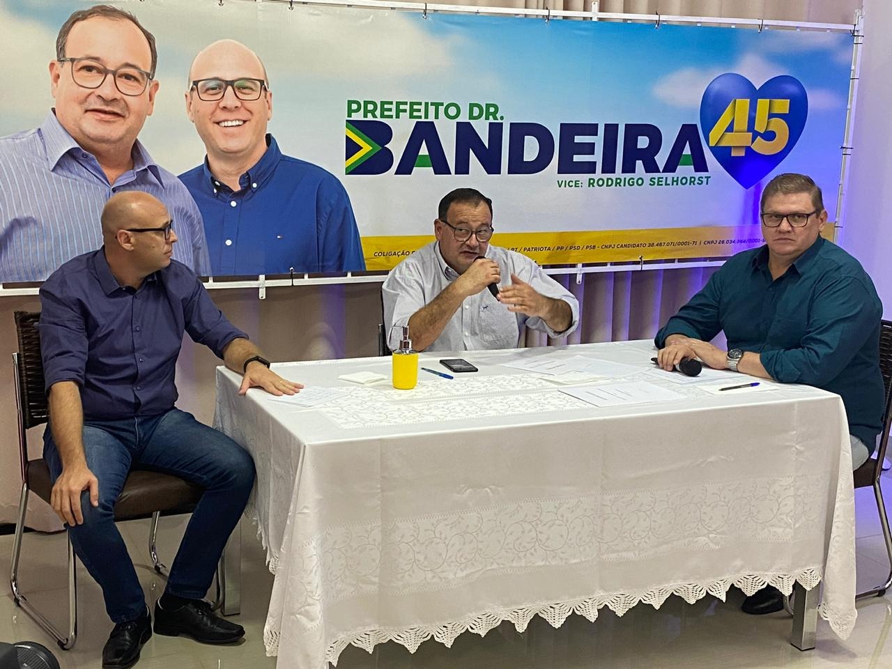 Transmissão ao vivo contou com a presença de Dr. Bandeira e Rodrigo Selhorst, candidatos a prefeito e a vice-prefeito de Amambai, respectivamente / Foto: Felipe Schinaider