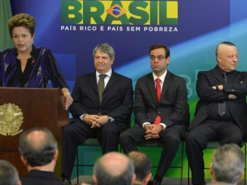 Dilma empossa ministros e pede modernização
