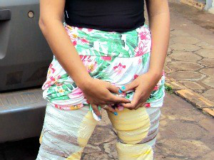 Tabletes de drogas estavam amarrados às pernasdas jovens (Foto: Divulgação/ DOF)