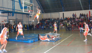 Amambai sedia o 3° Encontro Estadual de Educação Física e Saúde Grupo Gina Loucos, formado por acadêmicos de Educação Física, durante apresentação em Amambai, em 2010.