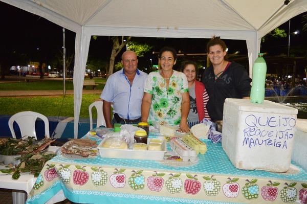 Feirantes querem fortalecimento da Feira do Produtor de Amambai Na barraca do seu Adivara, se o cliente levar 15 garrafas pet, ganha um litro de leite / Foto: Moreira Produções