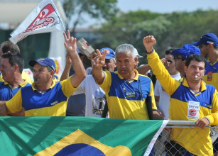 Funcionários dos Correios decidem continuar com greve nacional Funcionários dos Correios decidem continuar com greve nacional