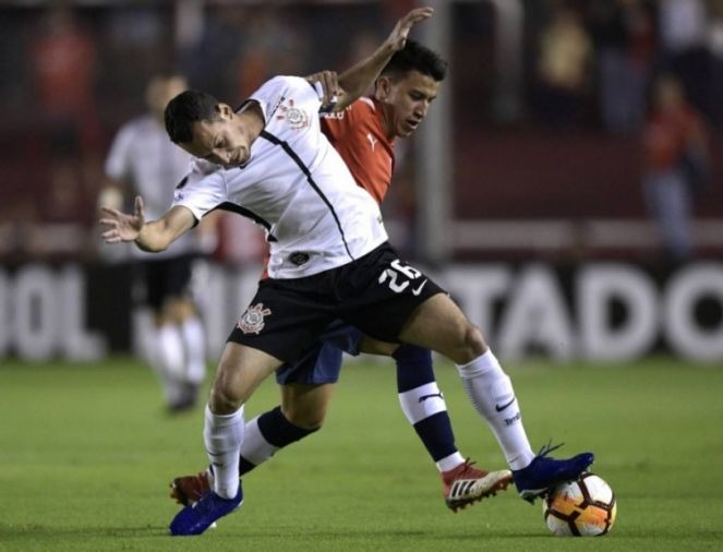 Corinthians joga bem de novo, vence na Argentina e fica perto da vaga Timão vence jogando fora de casa e lidera grupo (Foto: AFP)