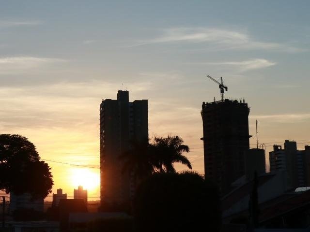 Quinta-feira será calor de 33°C e pancadas de chuva em MS Temperatura máxima poderá chegar aos 30°C em Campo Grande. (Foto: Henrique Kawaminami)
