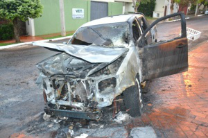 Nesta madrugada, três automóveis foram alvos dos criminosos no Jardim dos Estados. Mesmo com operação nas ruas, bandidos continuam incêndios. (Foto: Simão Nogueira)