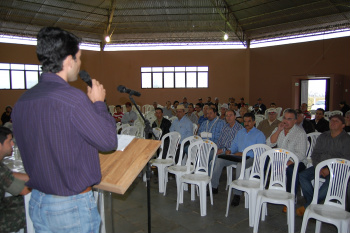 Amambai debate foco de Febre Aftosa no Paraguai Presidente do SRA, Bortolotto, fazendo abertura dos trabalhosFoto: Moreira Produções