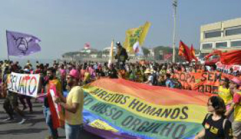 Protesto no Dia Internacional do Orgulho LGBT reúne críticas à Copa Os manifestantes carregavam bandeiras com o arco-íris LGBT, de movimentos estudantis e de partidos