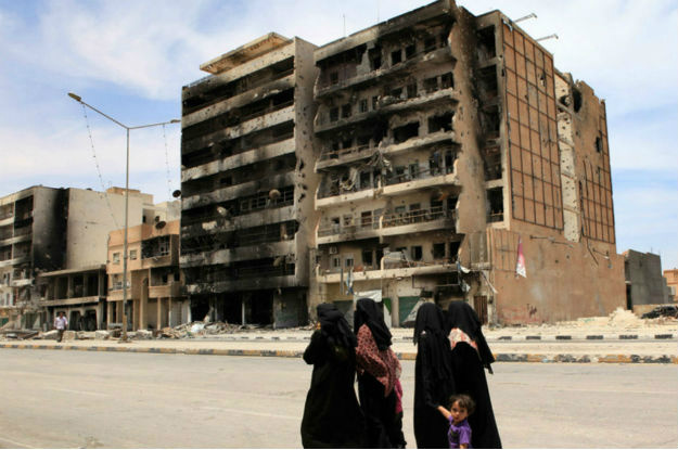 Cívis caminham na Rua Tripoli em Misrata, na Líbia. UNHCR/Helen Caux