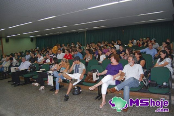 Profissionais de comunicação de Amambai participam de 1º Colóquio de Jornalistas No canto inferior direito, os jornalistas José Luiz e Viviane no evento em Dourados.