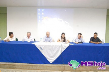 Profissionais de comunicação de Amambai participam de 1º Colóquio de Jornalistas A mesa de debatedores e organizadores do 1º Coloquio.