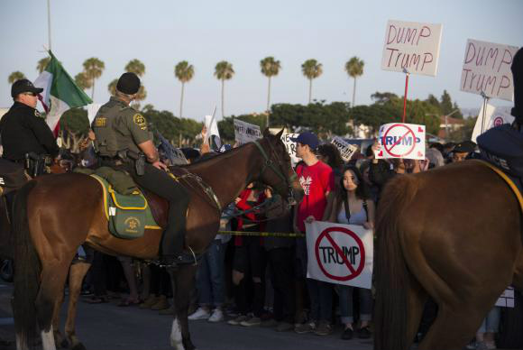 Corrida eleitoral nos EUA se acirra e manifestantes protestam contra Trump Costa Mesa - Manifestantes contrários às propostas do candidato republicano Donald Trump, especificamente sobre política de imigração, vão às ruas em Costa Mesa, na CalifórniaEugene Garcia/Agência Lusa