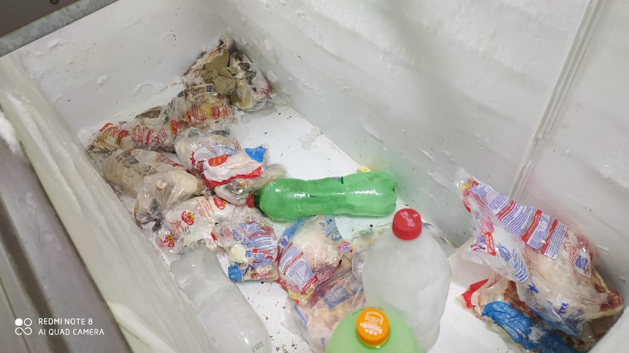 Prédio do CRAS de Amambai foi arrombado e teve cestas básicas furtadas O freezer estava cheio de frangos congelados, de acordo com Adriana Villa / Foto: Moreira Produções