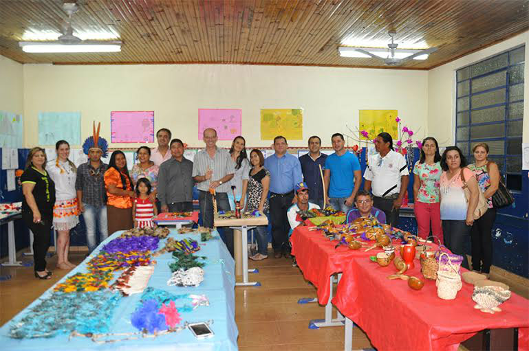 Feira com produtos étnicos confeccionados pelos alunos que serão vendidos para arrecadar fundos para a formatura das turmas do EJA / Foto: Assessoria