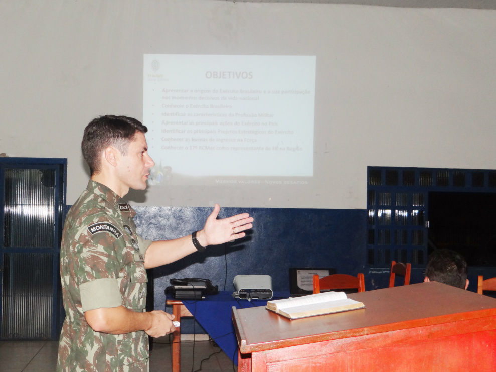 Exército Brasileiro é tema de palestra no Rotary de Amambai Tenente coronel Régis Rodrigues Nunes, comandante do 17º Regimento de Cavalaria Mecanizada Solon Ribeiro / Foto: Moreira Produções