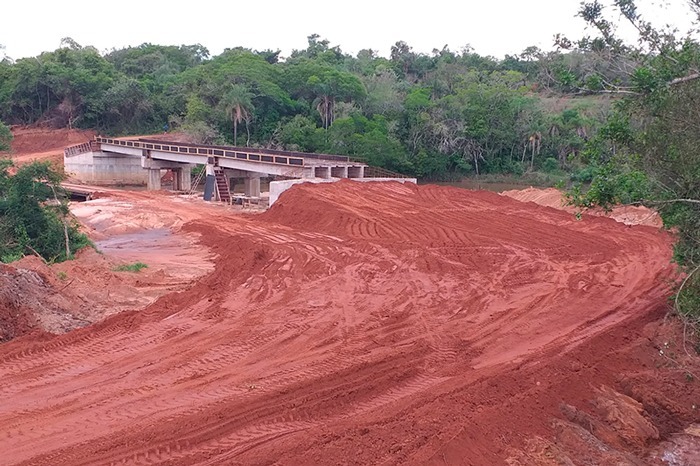 Prefeitura de Amambai e empresa terceirizada estão finalizando ponte de concreto Foto: Decom