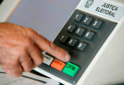 Câmara aprova minirreforma eleitoral e veta uso de bonecos e outdoors eletrônico Câmara aprova minirreforma eleitoral e veta uso de bonecos e outdoors eletrônico