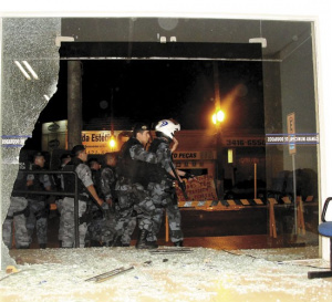 Manifestantes invadiram o prédio da Câmara no começo da noite de ontem (13) promovendo quebra-quebra.