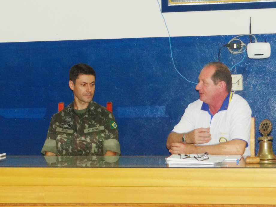 Exército Brasileiro é tema de palestra no Rotary de Amambai Régis Rodrigues e Walmir Ritter, presidente do Rotary de Amambai / Foto: Moreira Produções