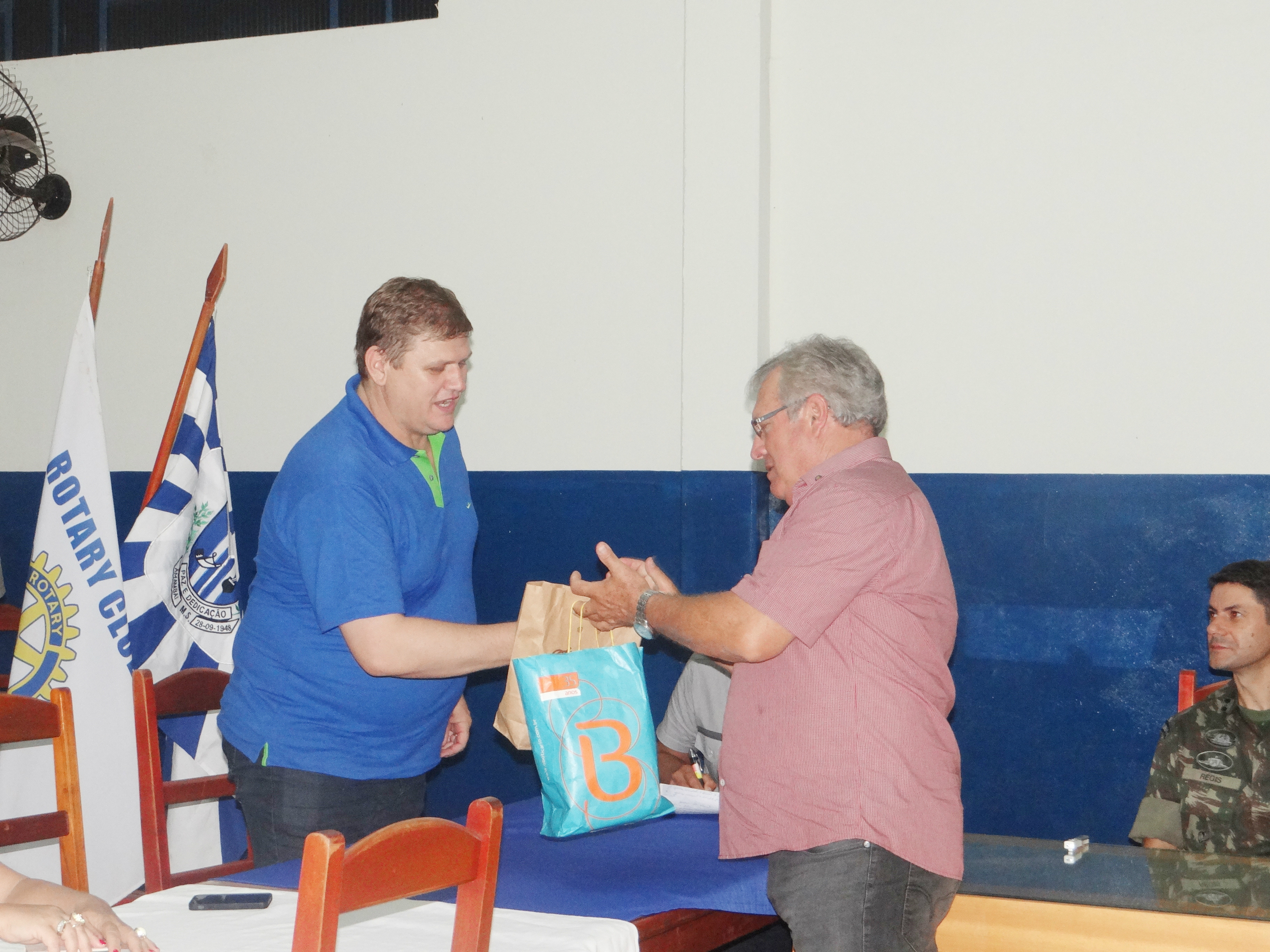 Exército Brasileiro é tema de palestra no Rotary de Amambai O rotariano Walter Otano entregou armações de óculos usadas para o secretário de Saúde, Sérgio Périus, também rotariano / Foto: Moreira Produções