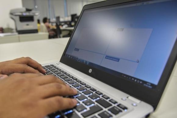 Lei traz novas regras para compra de produtos pela internet As novas regras sobre o comércio eletrônico foram incluídas na Lei 10.962, de 2004 Arquivo/Agência Brasil