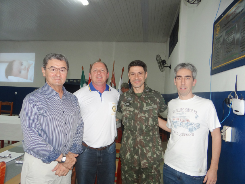 Exército Brasileiro é tema de palestra no Rotary de Amambai Membros do Rotary junto ao presidente da entidade e o comandante do 17º R C Mec / Foto: Moreira Produções