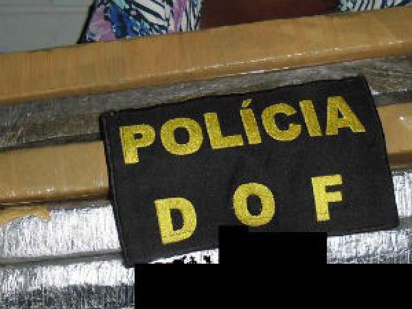 A jovem disse aos policiais que mora em Poconé (MT) e que levaria a droga até Dourados.