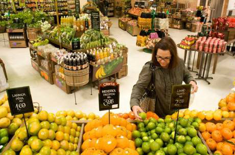 Queda no preço de alimentos desacelera inflação