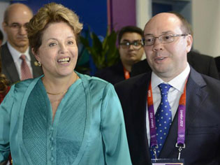 Reuniões “misteriosas” de Dilma com donos de emissoras de TV geram dúvidas Presidente Dilma e Alexandre Raposo, da Record, em 2012