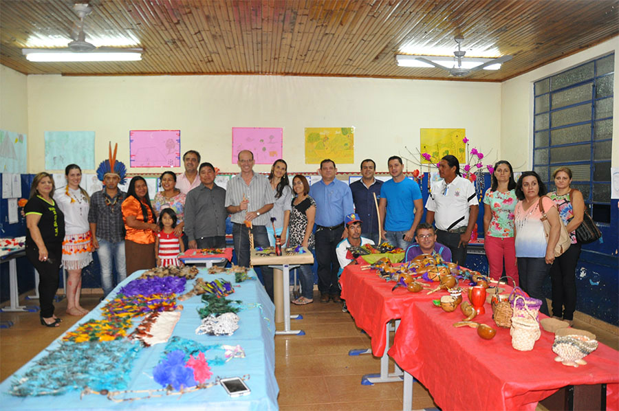Feira com produtos étnicos confeccionados pelos alunos arrecada fundos para a formatura das turmas do EJA / Foto: Assessoria