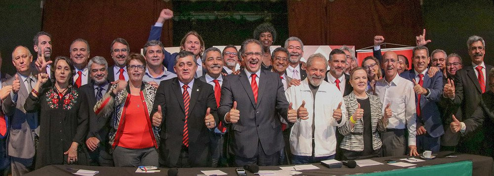Segundo o documento, assinado por nove senadores e 57 deputados federais, a perseguição judicial ao ex-presidente Luiz Inácio Lula da Silva é 