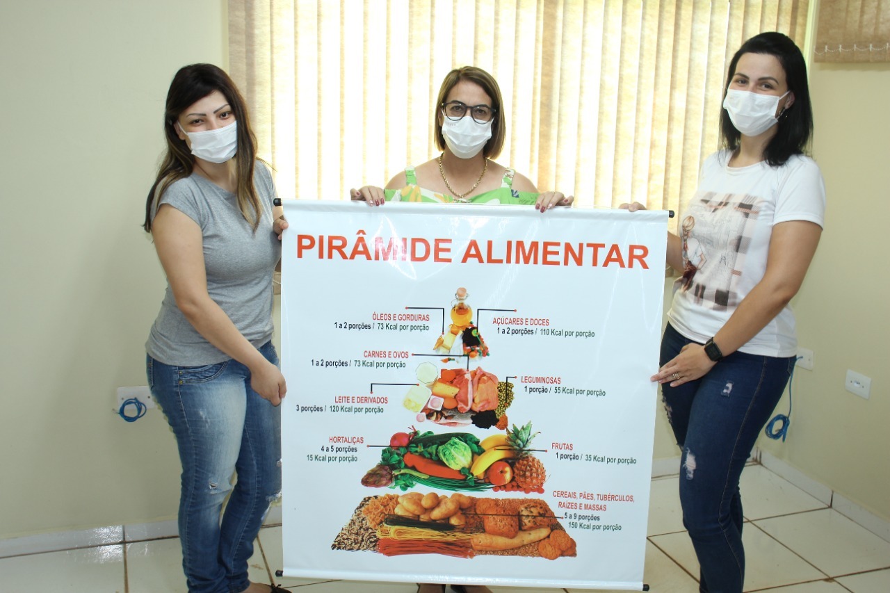 Secretária municipal de Educação de Paranhos, Antônia Zagonel, ladeada pelas nutricionistas Liliane Cintra e Miriany Alves