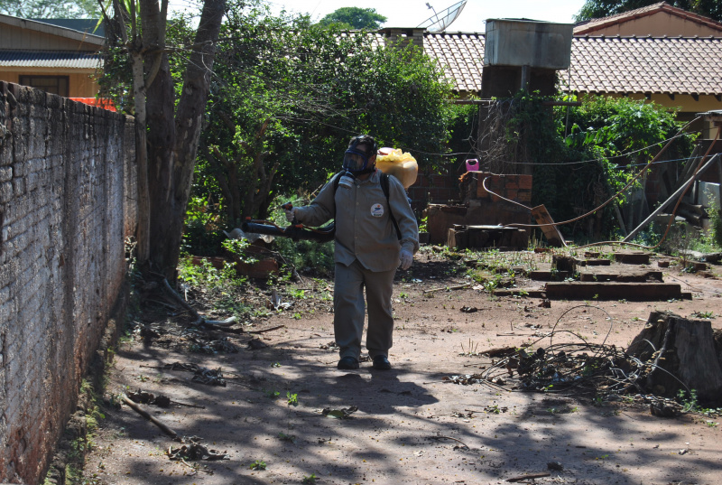 Caso confirmado de dengue faz Controle de Vetores realizar operação em Amambai Agente epidemiológico fazendo aplicação de inseticída em Amambai. Foto: Moreira Produções.