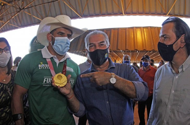 Atletas de MS terão bolsas de até R$ 7 mil para competir nos jogos olímpicos Reinaldo Azambuja e Cowboy do Aço celebram medalha conquistada nas Paralimpíadas de Tóquio 2020 (Foto: Chico Ribeiro)