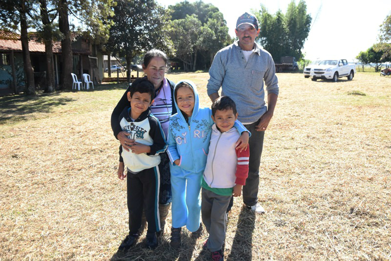 Dona Ramona com os netos e o filho Gaudilei receberam uma das escrituras/ Foto: Jessica Barbosa