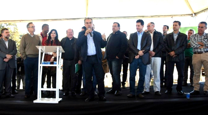 Governador entrega 172 escrituras de terras a agricultures em Amambai Dezenas de trabalhadores da agricultura familiar do município de Amambai tiveram muitos motivos para comemorar nesta sexta-feira (29). Isso porque o governador Reinaldo Azambuja entregou 172 escrituras de terras na fazenda Querência, por meio de seis associações.