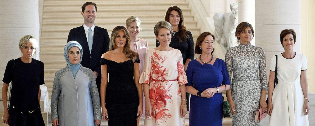 Marido de líder de Luxemburgo posa em foto oficial de “primeiras-damas”