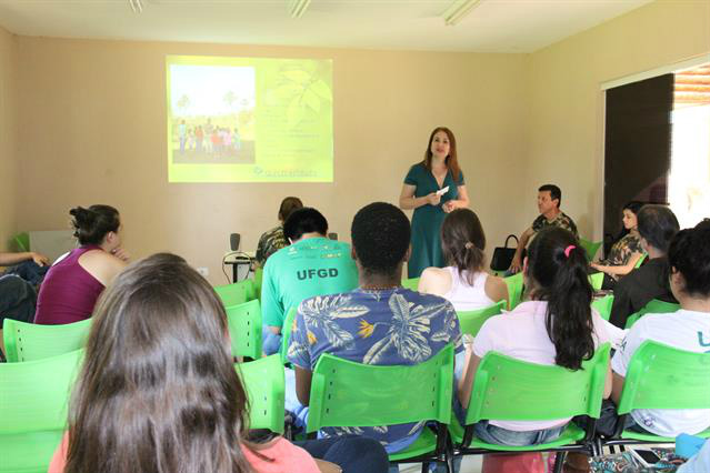 Presidente da Comam ministra palestra para alunos da UFGD